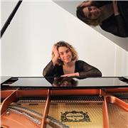 Clases particulares de piano para grado elemental y profesional. Graduada en el grado profesional de piano, actualmente me encuentro acabando el último curso del grado superior en Sevilla. Mucha experiencia dando clases particulares, ya sea a nivel de con
